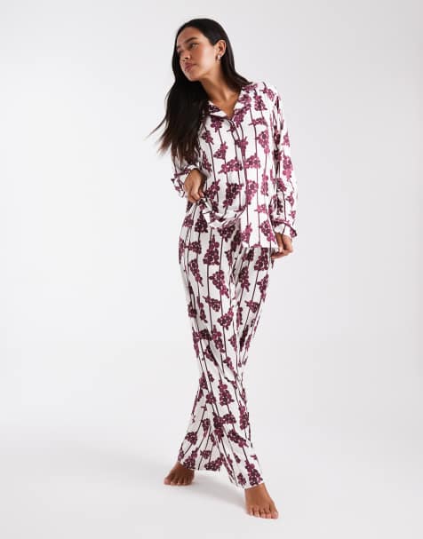 Threadbare – Langärmliger Pyjama in Weiß und Burgunderrot mit Weihnachtsbaummotiv - view 1