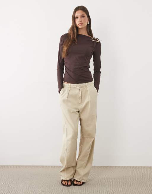 Threadbare langærmet draperet top med broche-detalje i burgundy, 2 af 4