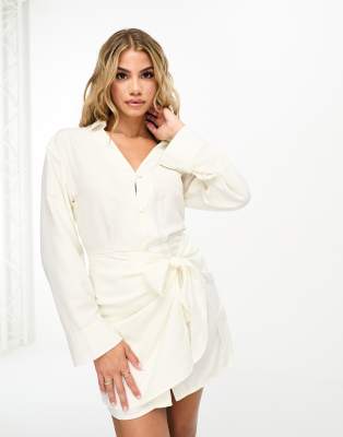 Поношенное льняное мини-платье с завязками по бокам белоснежного цвета 7590₽