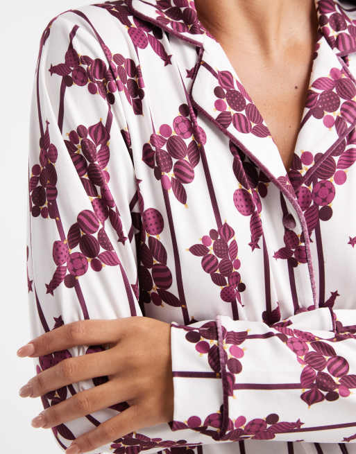 Threadbare – Langärmliger Pyjama in Weiß und Burgunderrot mit Weihnachtsbaummotiv