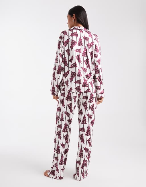 Threadbare – Langärmliger Pyjama in Weiß und Burgunderrot mit Weihnachtsbaummotiv