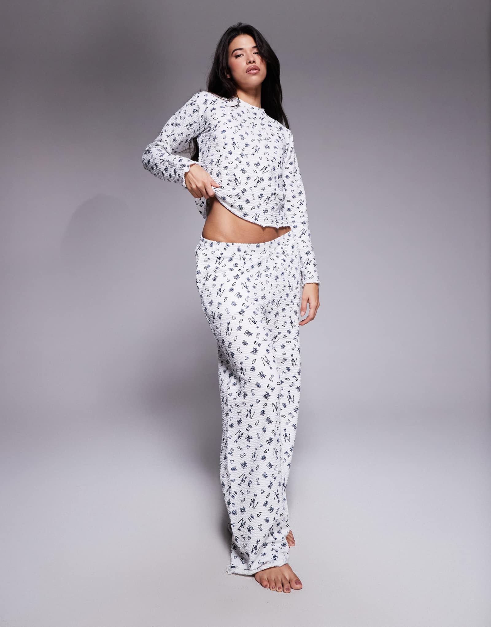 Поношенная пижама с лыжным принтом с длинными рукавами и подолом в виде листьев салата белого и синего цветов