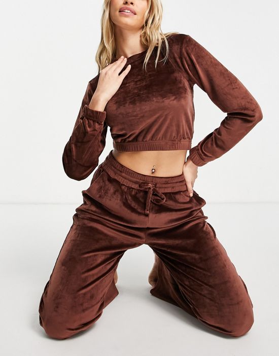 https://images.asos-media.com/products/threadbare-magnolia-velour-lounge-set-in-brown/200401337-4?$n_550w$&wid=550&fit=constrain