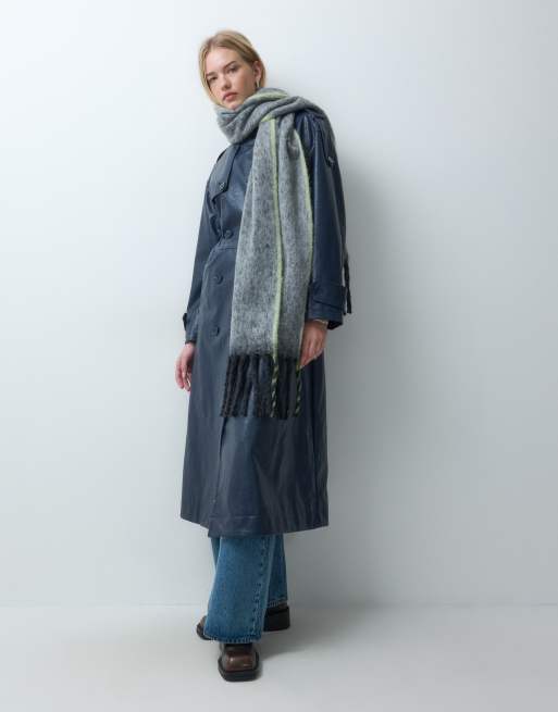 Threadbare oversize-scarf i mörkgrått med limefärgad kontrastkant, 3 av 4