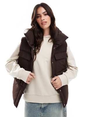 Threadbare padded gilet in brown φωτογραφία