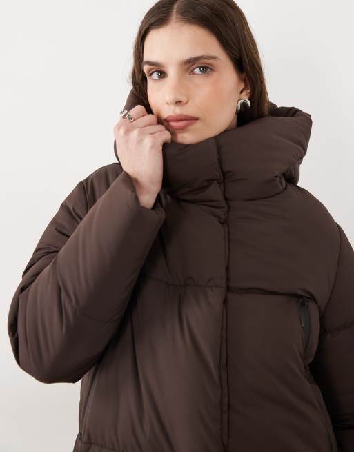 Threadbare Petite abrigo acolchado largo con capucha y bolsillos delanteros en marrón chocolate, 3 de 4