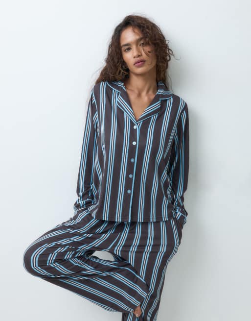 Threadbare Petite conjunto de pijama abotonado extra suave en chocolate y rayas azules, 3 de 5