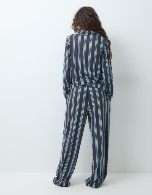 Threadbare Petite conjunto de pijama abotonado extra suave en chocolate y rayas azules, 5 de 5