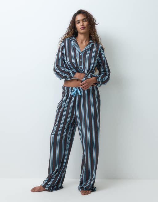 Threadbare Petite knappelukket pyjamassæt i chokoladebrun og blå stribe, 2 af 5