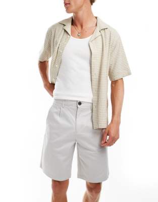 Threadbare pleated longer length shorts in cream-White φωτογραφία