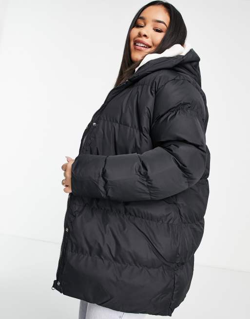 Black mid outlet length puffer coat