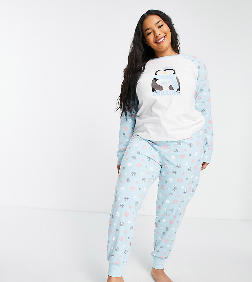 Threadbare Plus - Kerstmis - Pyjama met koude penguin in lichtblauw