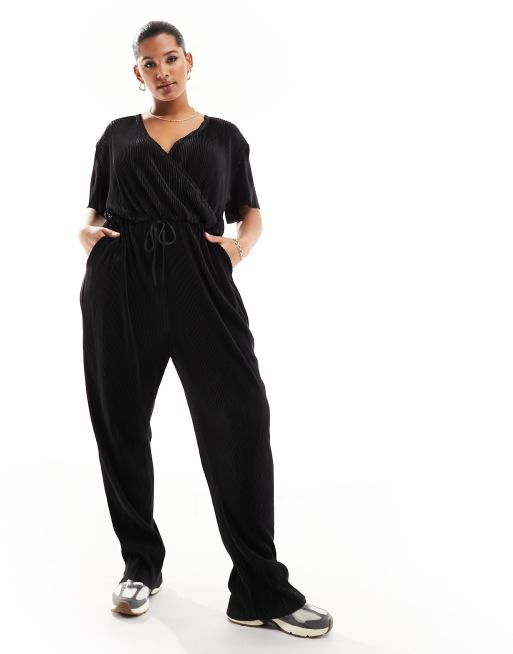 Threadbare Plus - Plisseret slå-om-jumpsuit i sort 