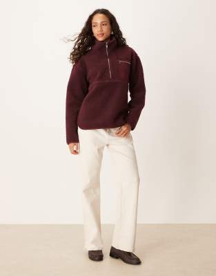 Threadbare - Pullover aus Teddyfleece in Feige mit kurzem Reißverschluss und Brusttasche-Rot