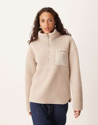 Threadbare - Pullover aus Teddyfleece in Pilzbraun mit kurzem Reißverschluss und Brusttasche-Weiß