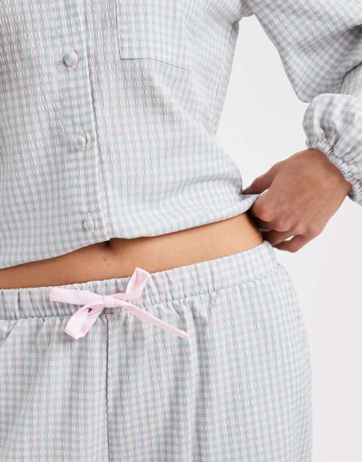 Threadbare – Pyjama aus Seersucker in Blau mit Vichy-Karos, bestehend aus Oberteil mit Bubikragen und Hose, 4 von 4