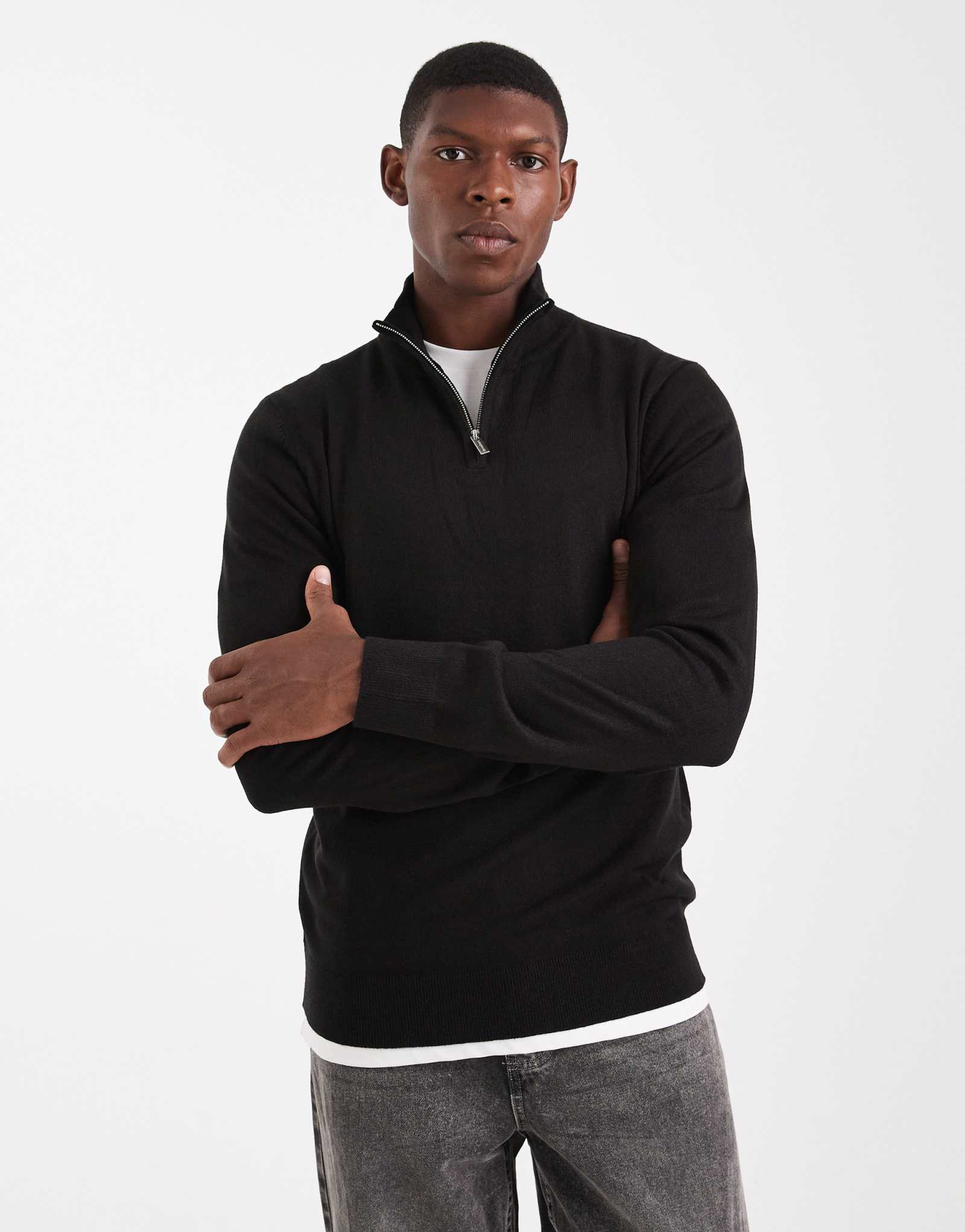 Черный поношенный свитер с застежкой на четверть молнии