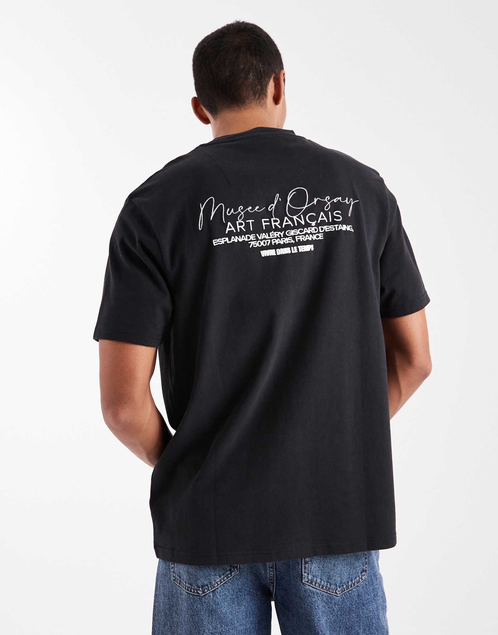 Поношенная футболка свободного кроя с художественным графическим принтом черного цвета