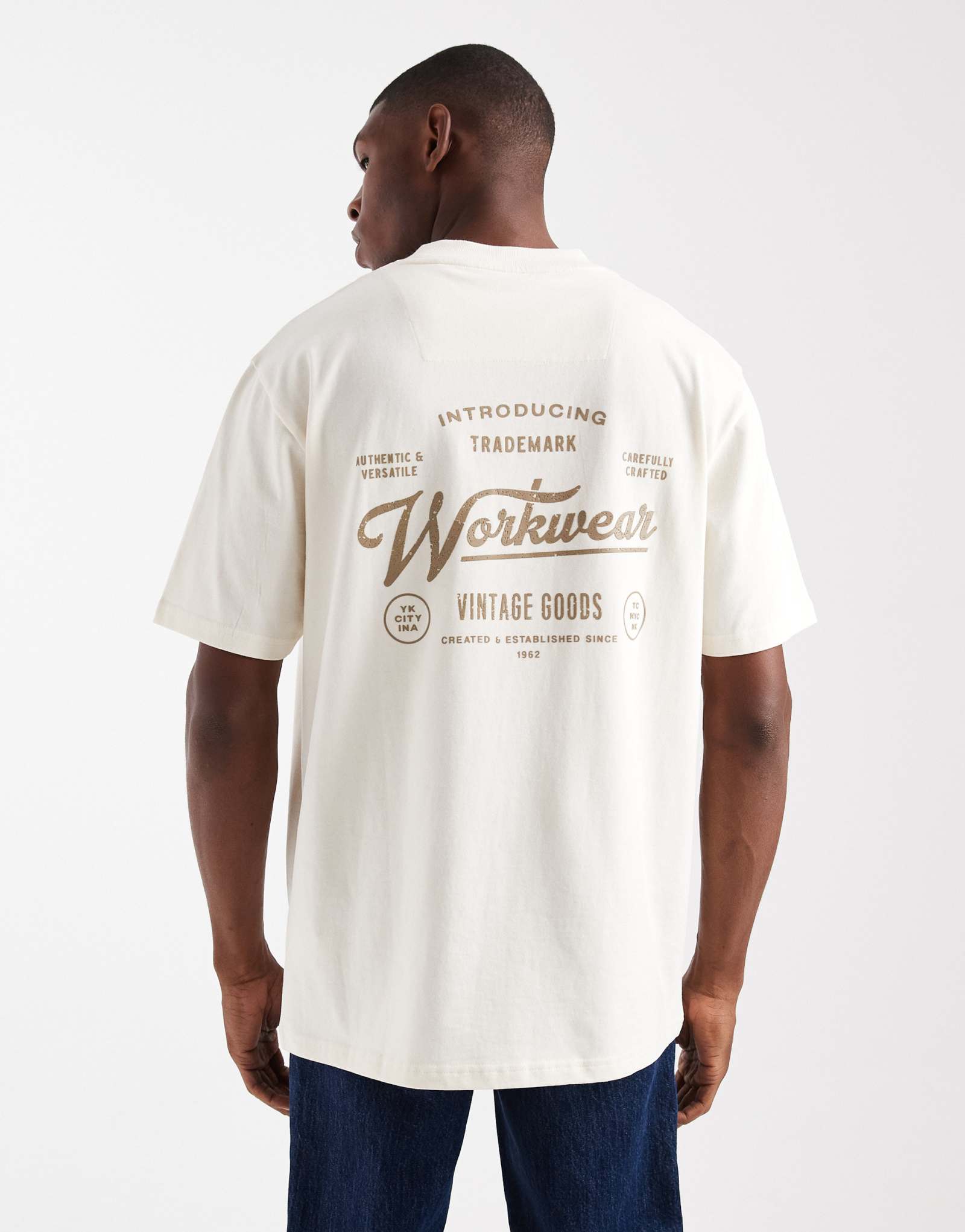 Поношенная футболка свободного кроя с графическим принтом цвета экрю