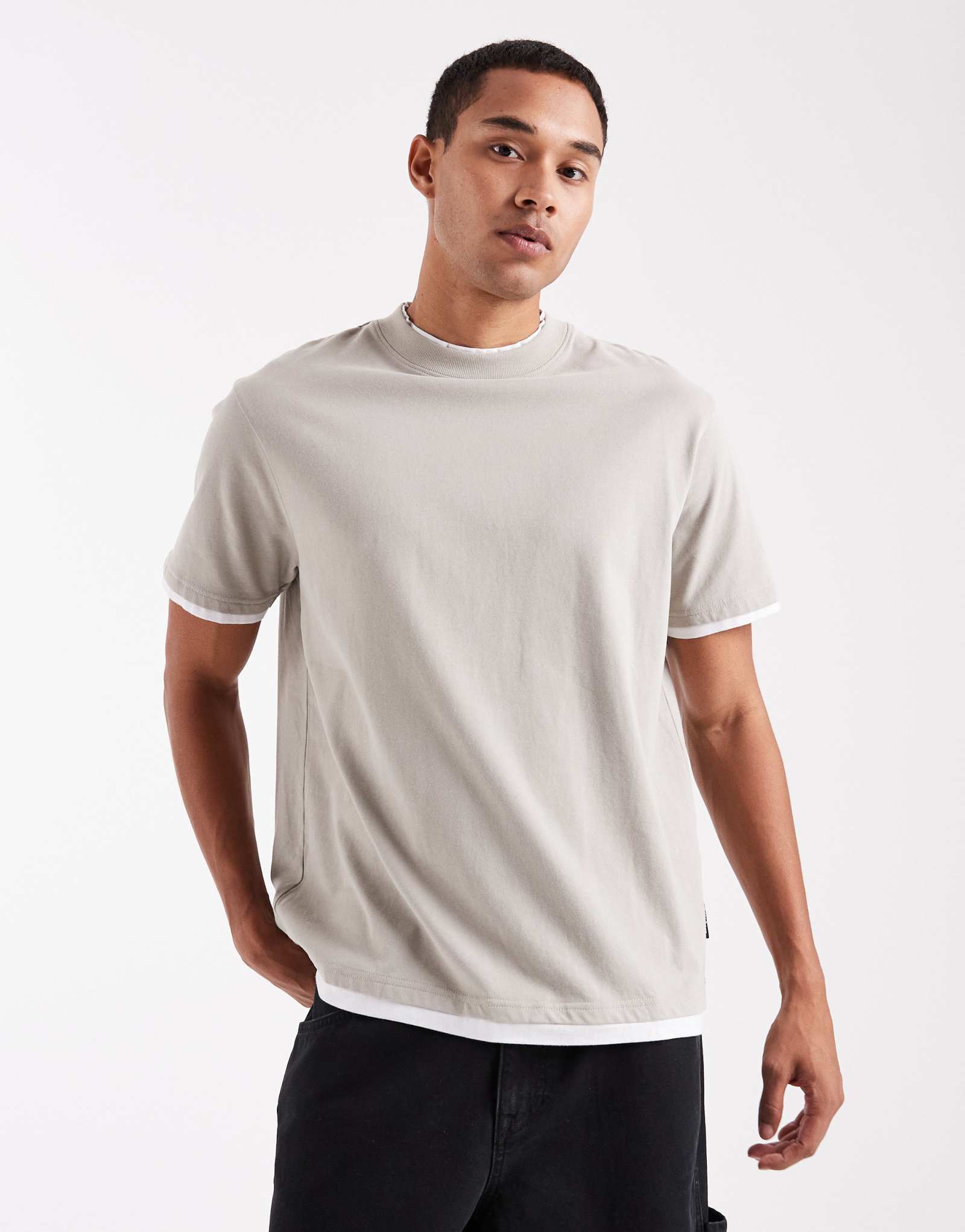 Поношенная футболка свободного кроя серого цвета