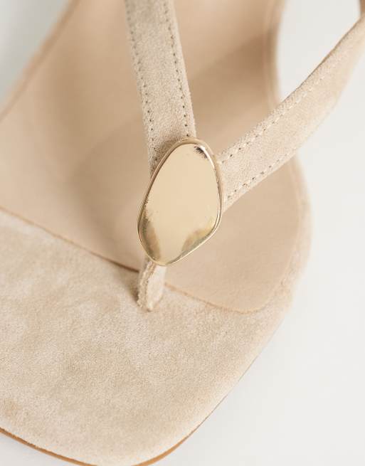 Threadbare - Sandalias de dedo color crudo de tacón bajo de antelina con herrajes dorados, 4 de 4