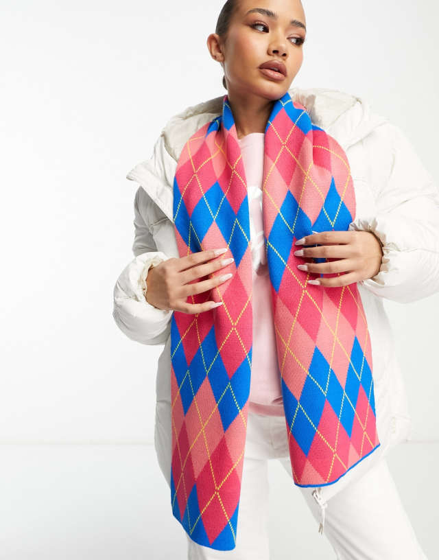 Threadbare scarf in argyle