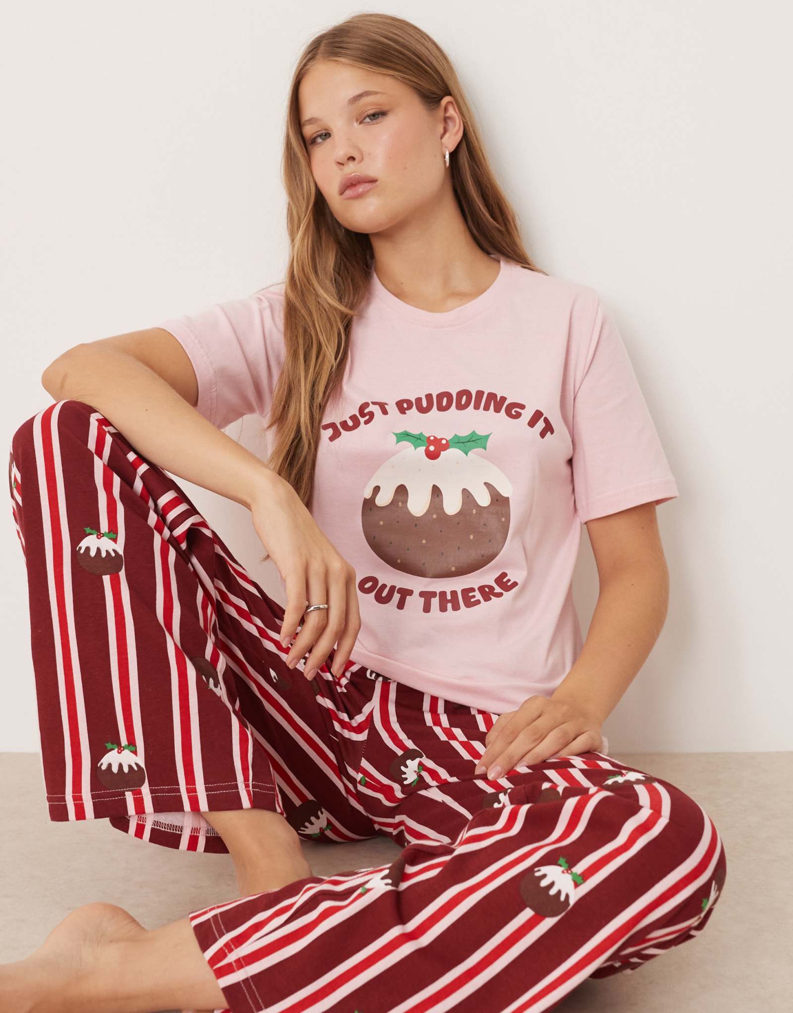 Поношенная рождественская пижама-пудинг с короткими рукавами и полосатыми брюками розового и красного цветов