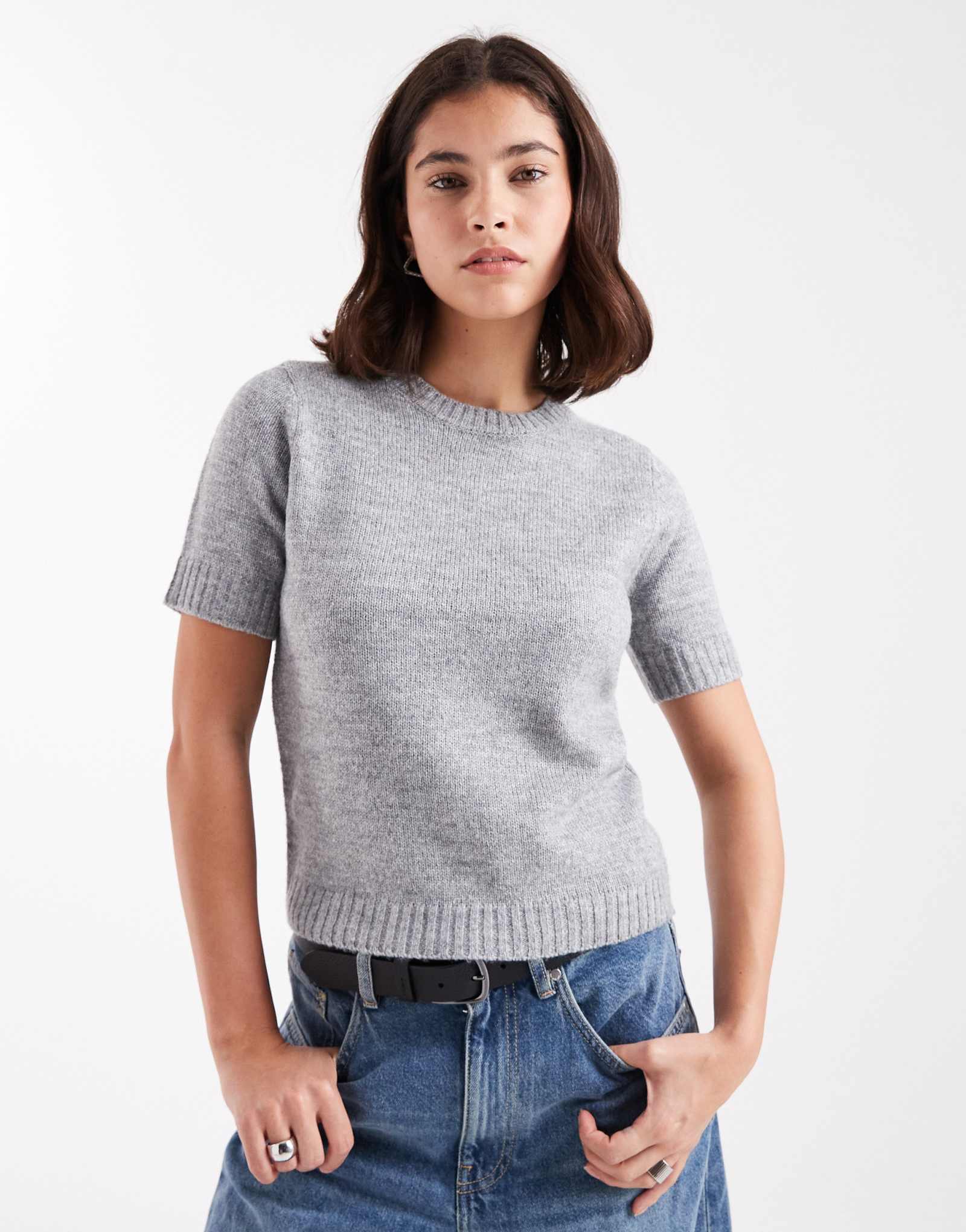 Поношенная трикотажная футболка с коротким рукавом серого цвета