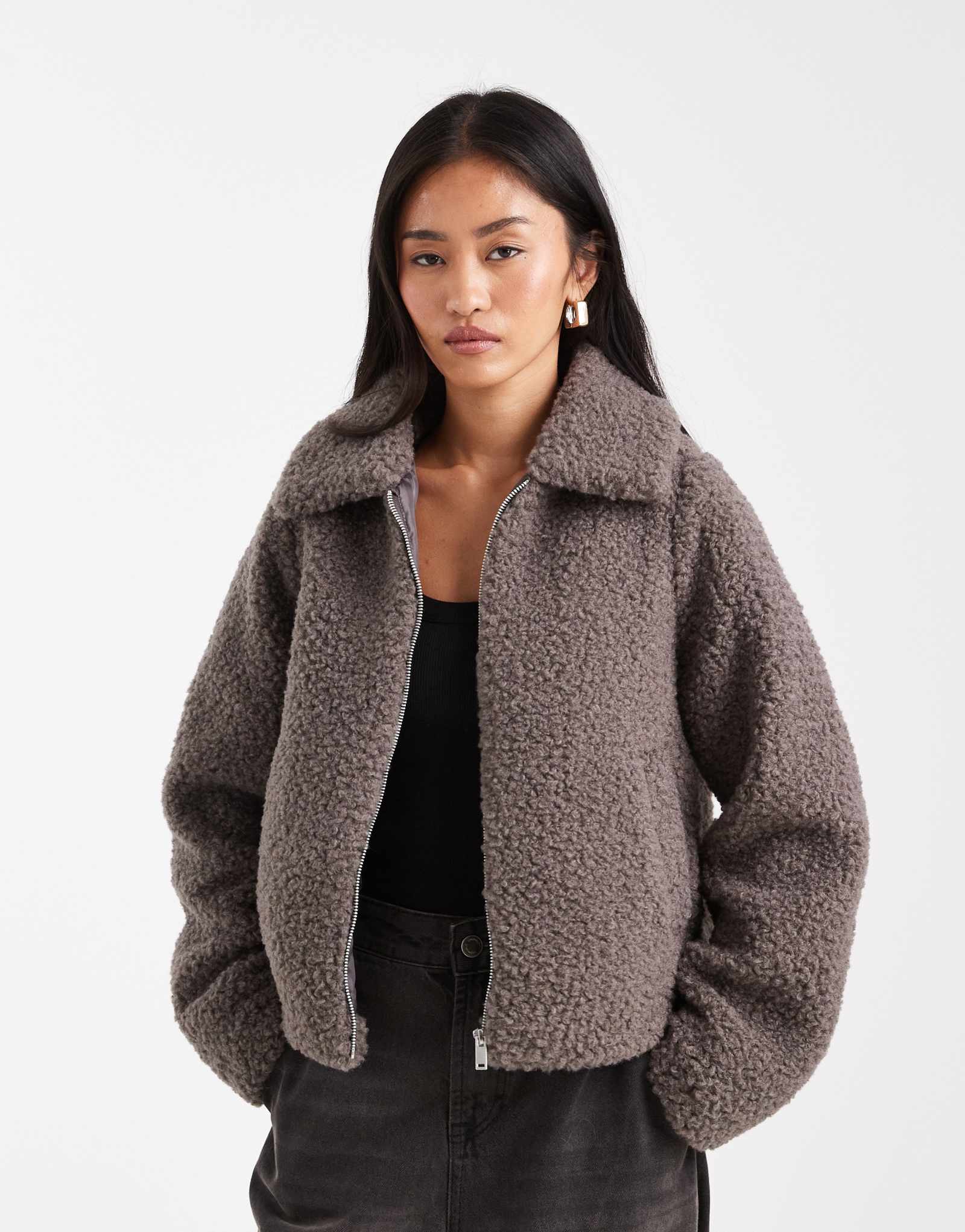 Поношенная короткая плюшевая куртка серого цвета