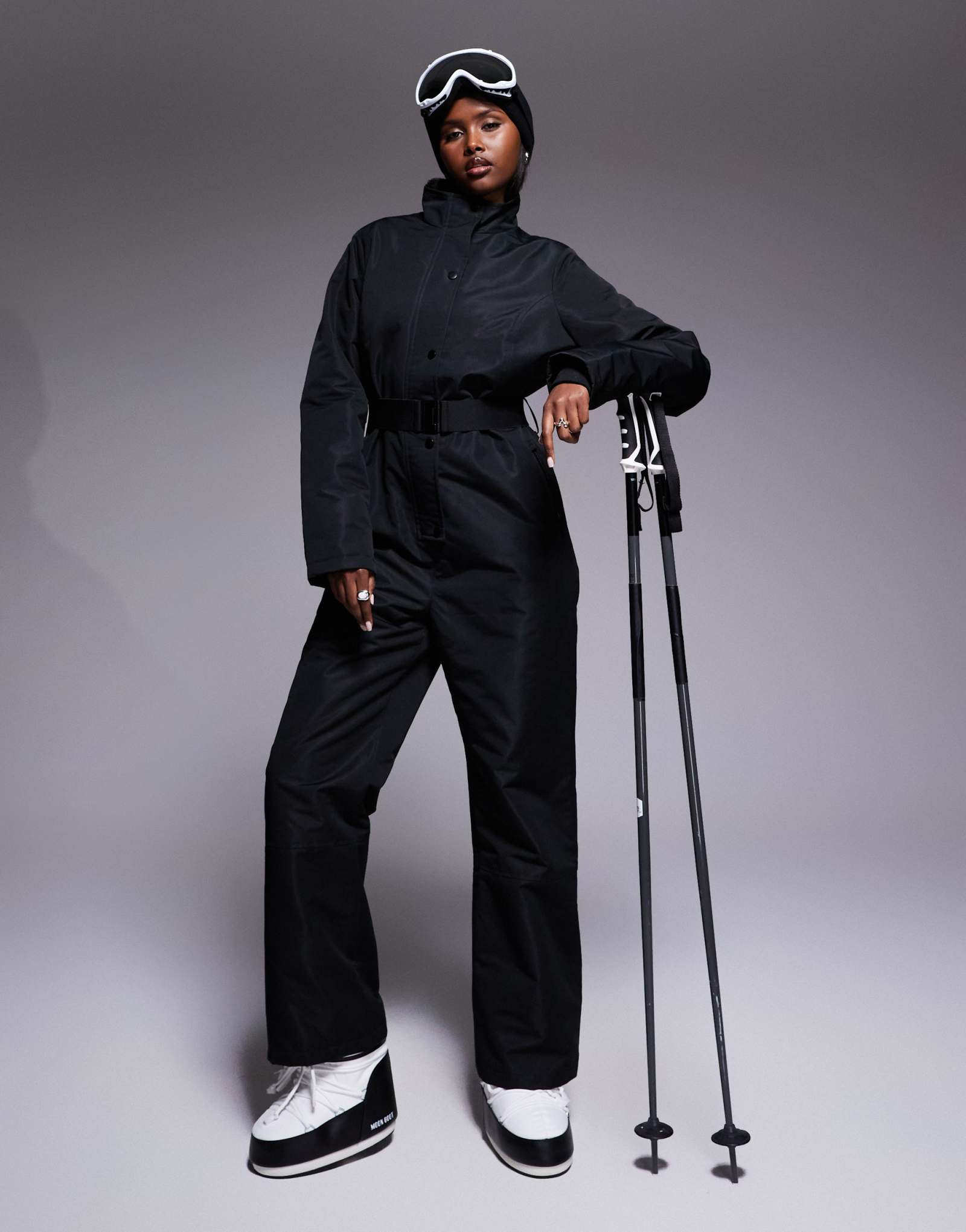 Поношенный лыжный костюм на пуговицах спереди черного цвета