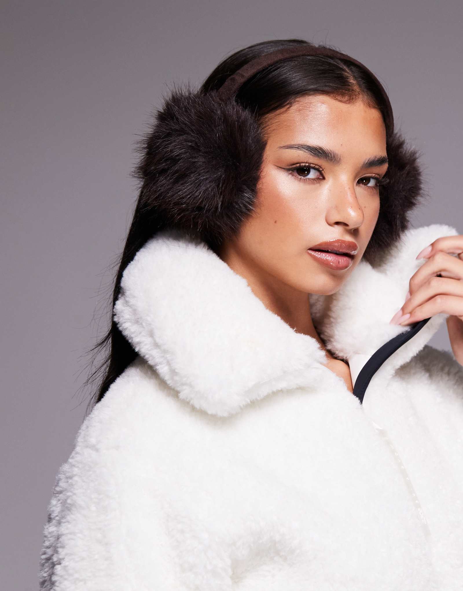 Поношенные лыжные наушники-вкладыши из искусственного меха коричневого цвета