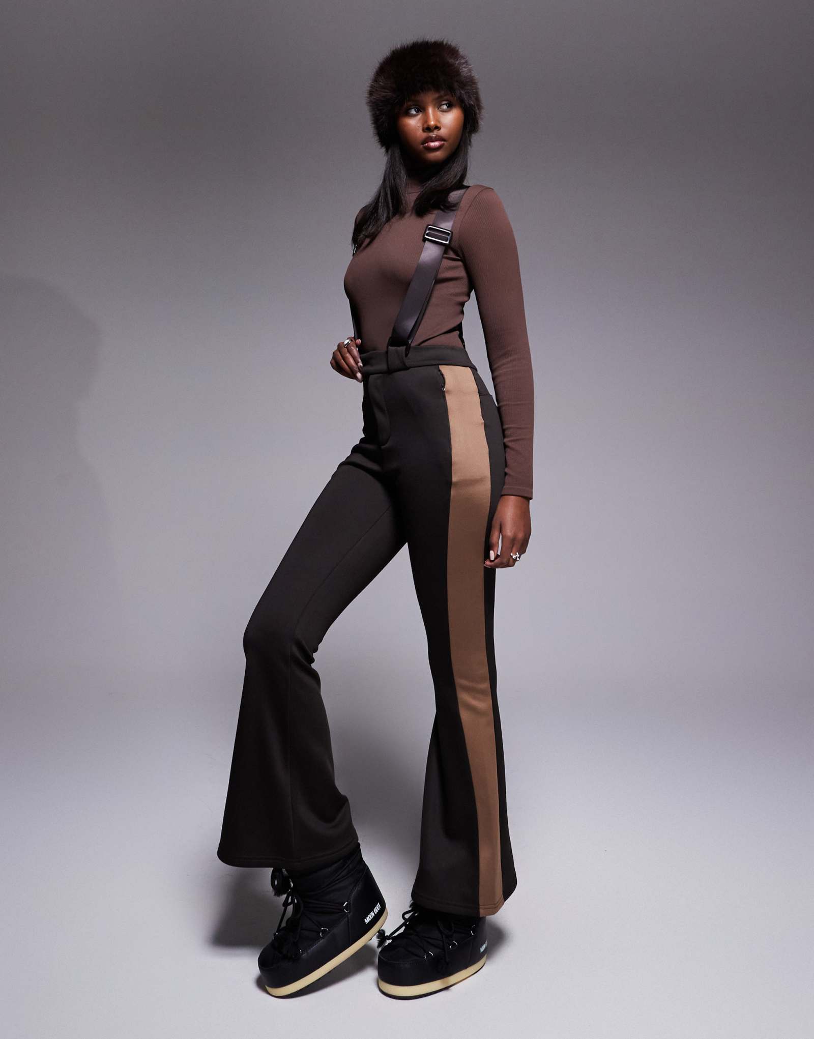 Поношенный лыжный комбинезон с контрастными вставками шоколадно-коричневого и верблюжьего цветов 