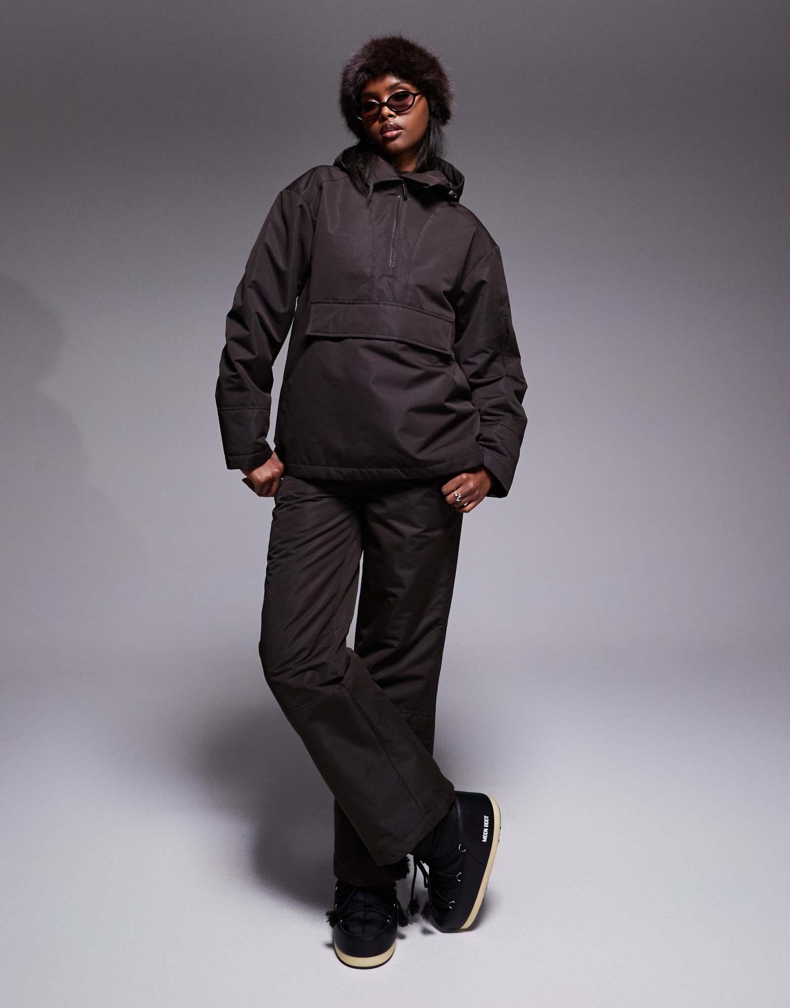 Поношенные лыжные брюки шоколадно-коричневого цвета с карманами