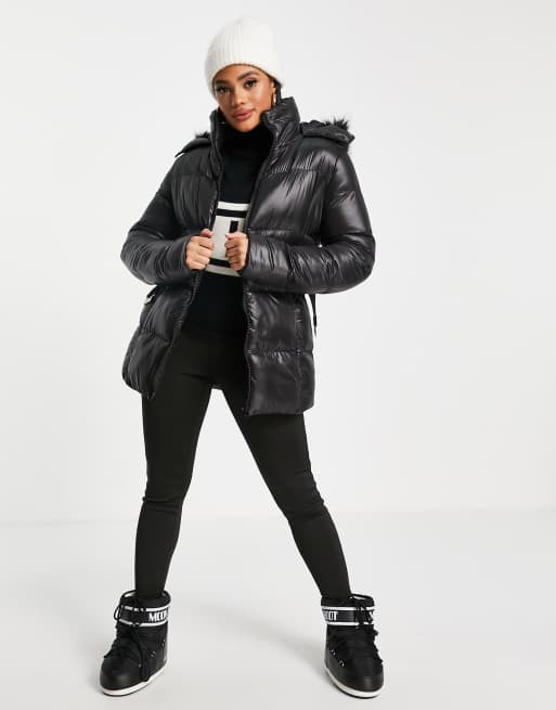 Threadbare – Ski-Steppjacke mit Gürtel und Kapuze mit Kunstpelzbesatz in Schwarz glänzend