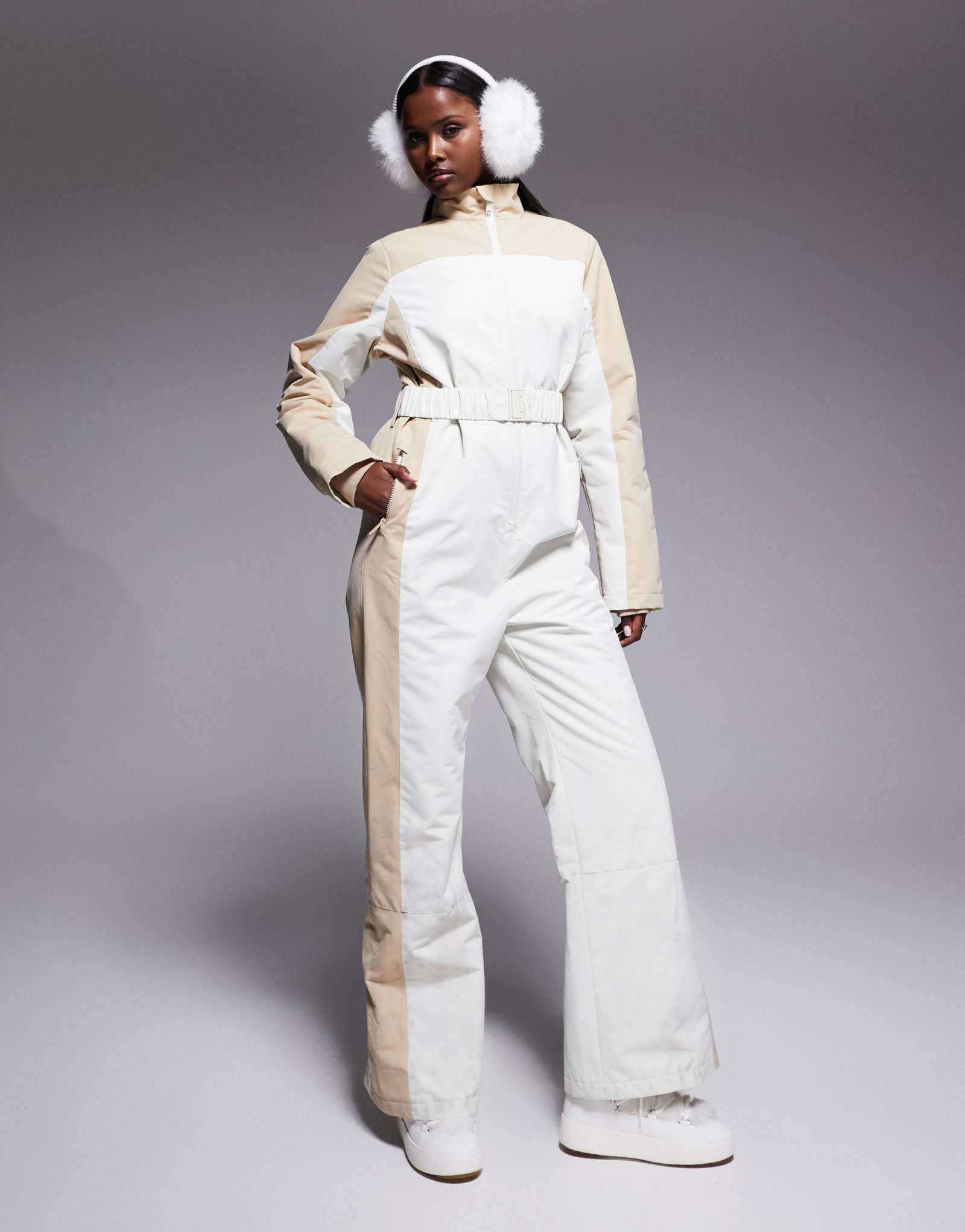 Поношенный лыжный двухцветный костюм цвета экрю и камня