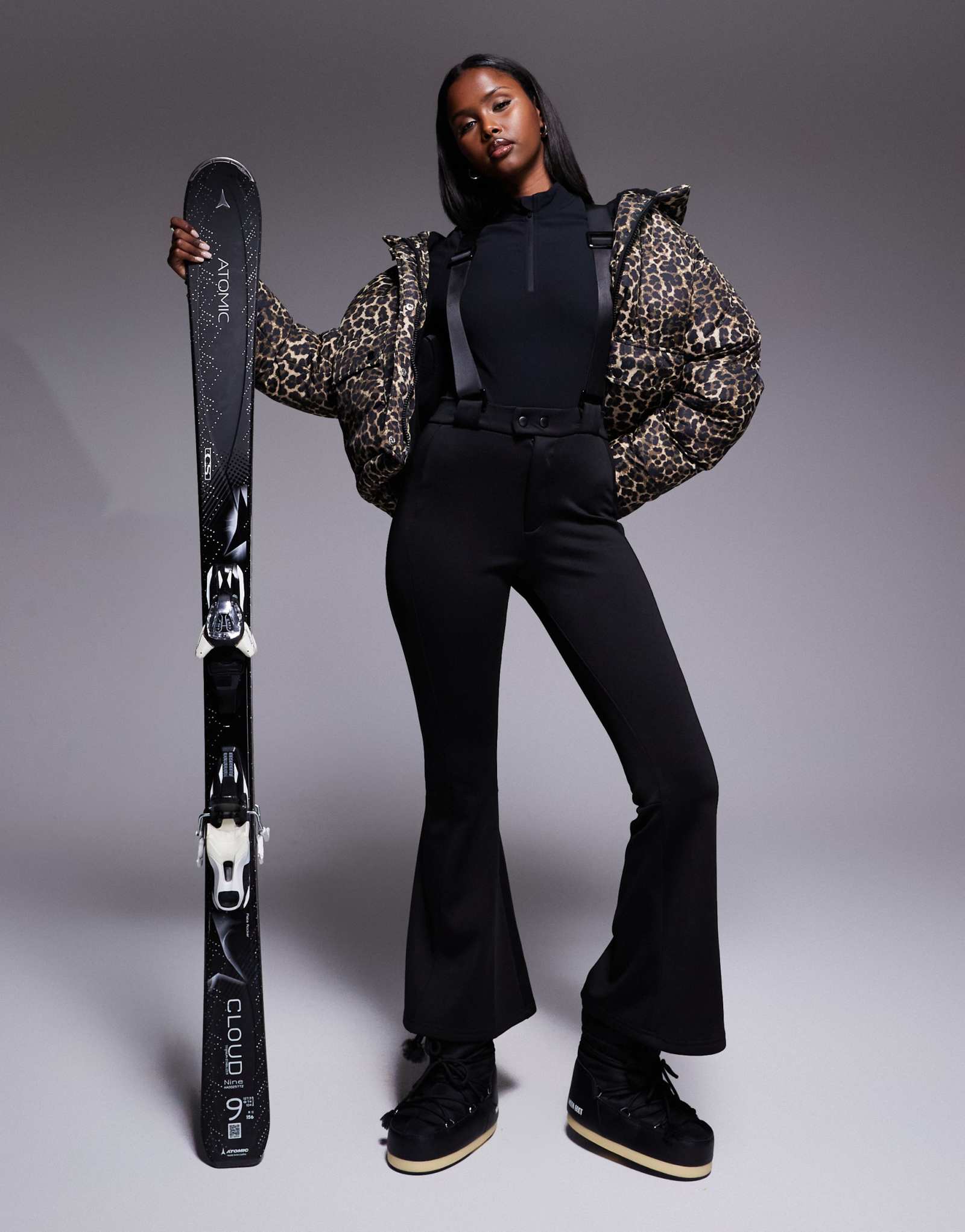 Поношенные лыжные брюки с широкими штанинами и черными подтяжками