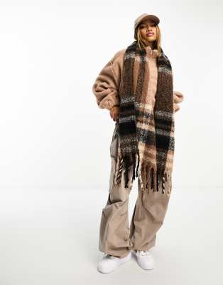 Поношенный узкий шарф в коричневую клетку 3490₽