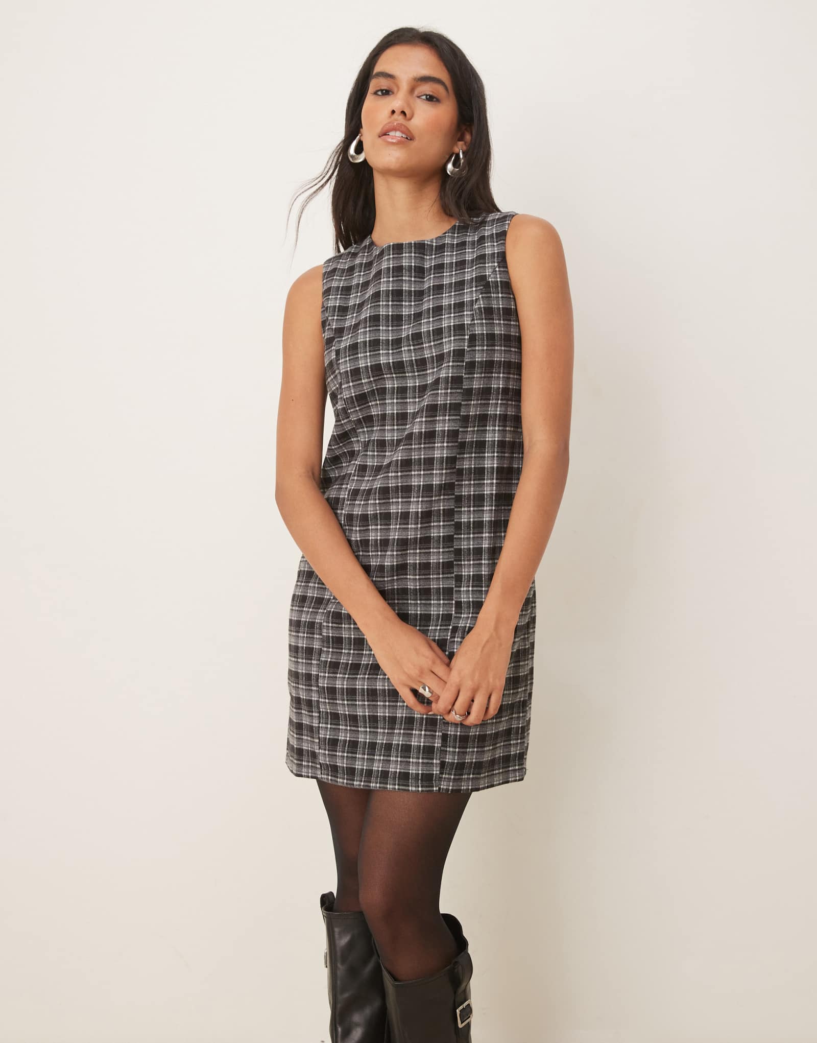 Поношенное мини-платье без рукавов с принтом в клетку черного и серого цветов