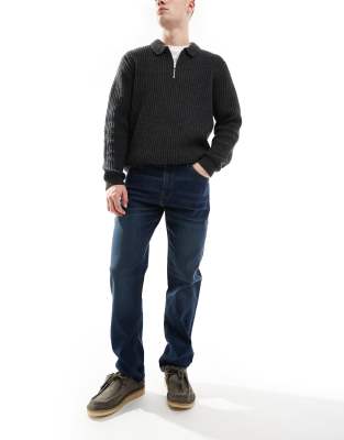 Поношенные джинсы прямого кроя темно-синего цвета 5290₽