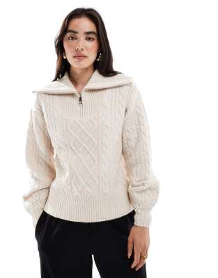Threadbare - Strickpullover in Ecru mit Zopfmuster, Kragen und kurzem Reißverschluss-Weiß