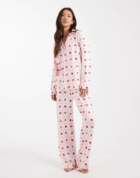Threadbare - Superzachte pyjamaset met knopen en aardbeienprint in wit en rood - view 1
