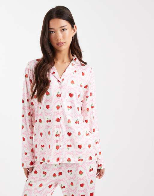 Threadbare - Superzachte pyjamaset met knopen en aardbeienprint in wit en rood, 2 van 4