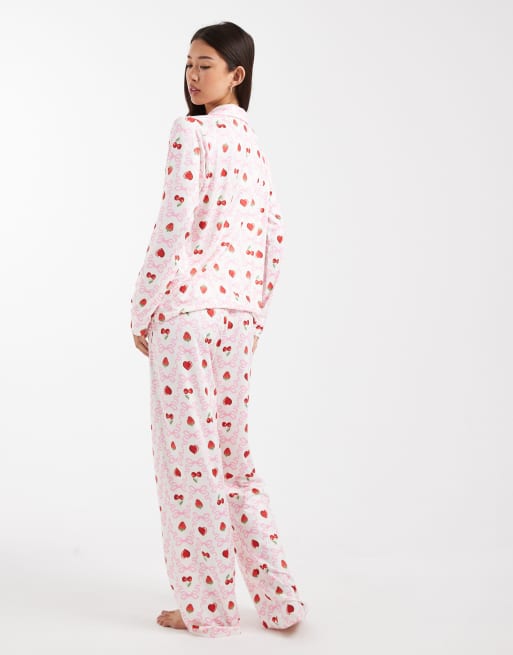 Threadbare - Superzachte pyjamaset met knopen en aardbeienprint in wit en rood, 3 van 4