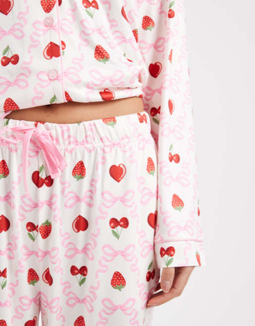 Threadbare - Superzachte pyjamaset met knopen en aardbeienprint in wit en rood, 4 van 4