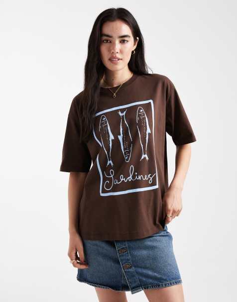 Threadbare - T-shirt a maniche corte in cotone marrone cioccolato con grafica con sardine - view 1