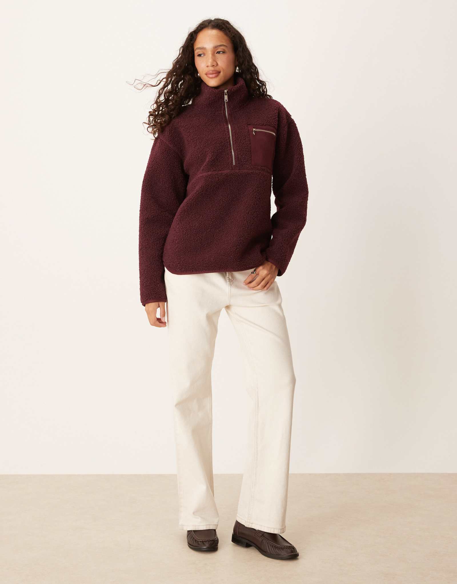 Поношенный флисовый свитер teddy на молнии 1/4 с карманом, изображенный на рис