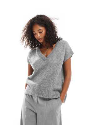 v-neck knit vest in gray