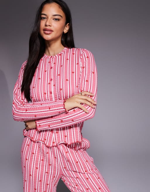 Threadbare - Valentijn - Katoenmix gestreepte pyjamaset met hartjes in roze en rood, 2 van 4