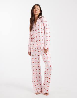 Threadbare - Valentinstag - Superweicher Pyjama in Weiß mit rotem Erdbeermuster und Knopfleiste-Rosa