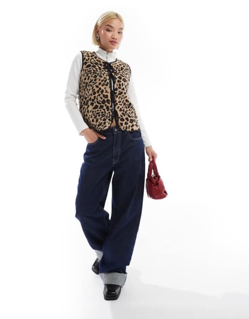 Threadbare - Vest i teddy-stof med bindefront og brunt leopardprint